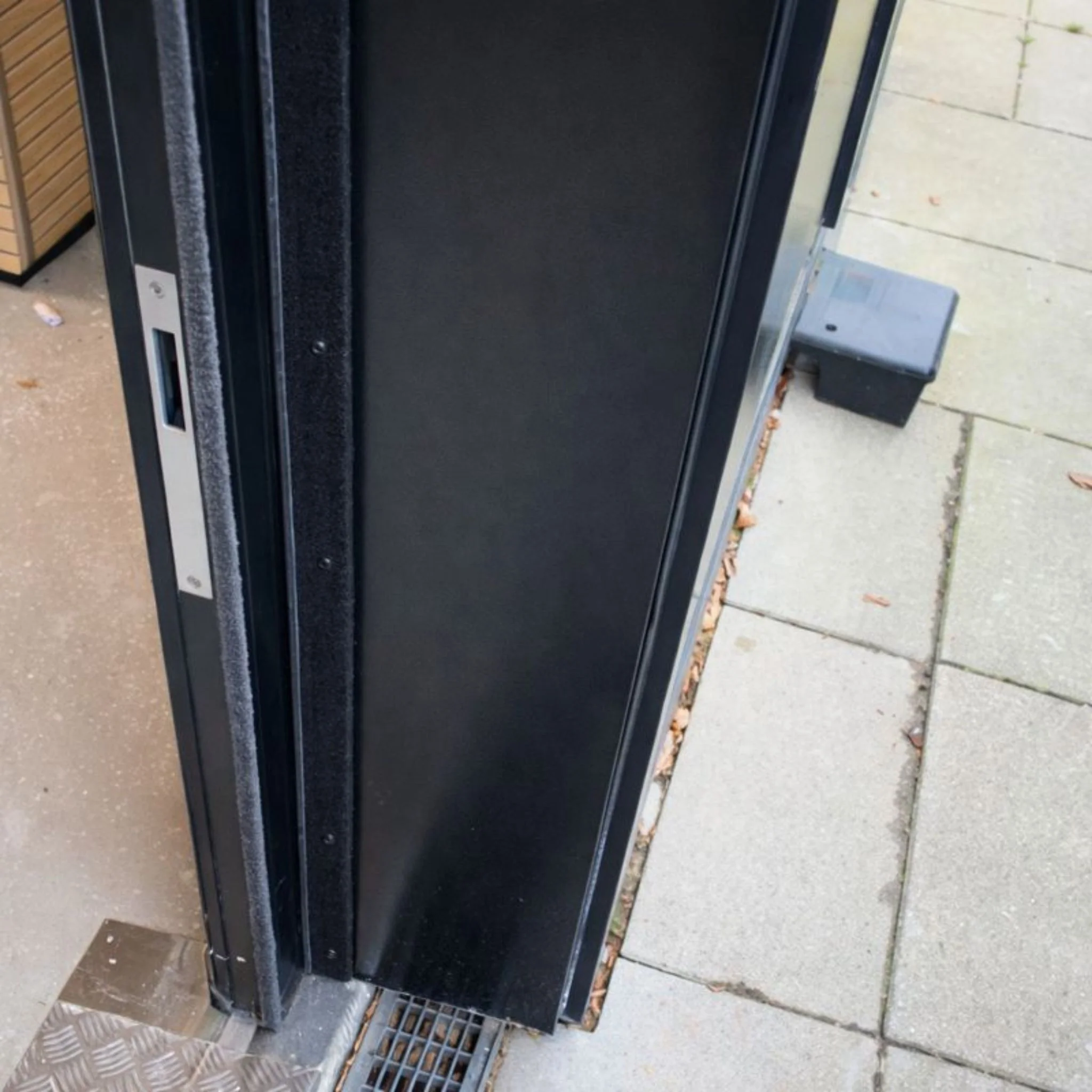 Burlete anti ratas autoadhesivo para puertas - Raxit Quick Regular Doors - Image 5